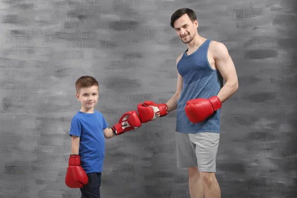 Pai e filho durante o treinamento de boxe — Fotografia de Stock