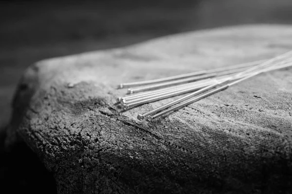 Acupunctuurnaalden op steen — Stockfoto