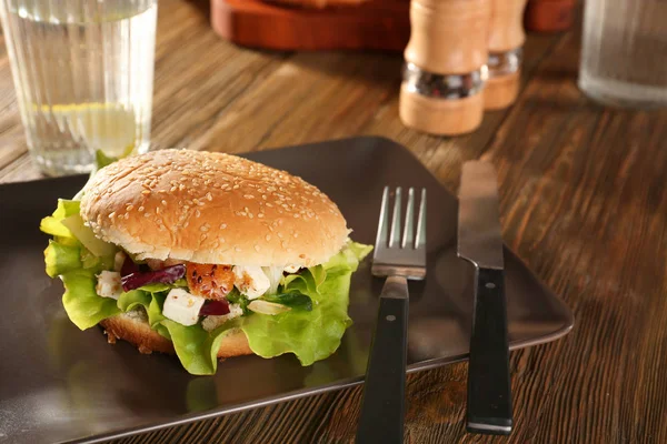 Burger topuz tavuk salata — Stok fotoğraf