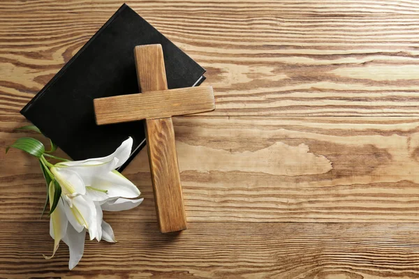 Wooden cross on table — Stock Photo, Image