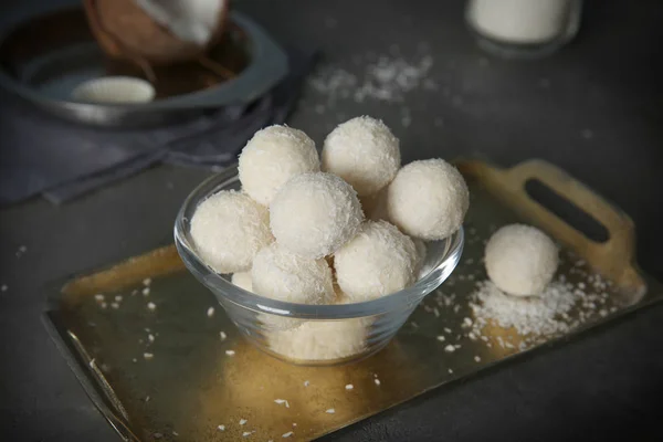 Ciotola con caramelle al cocco — Foto Stock