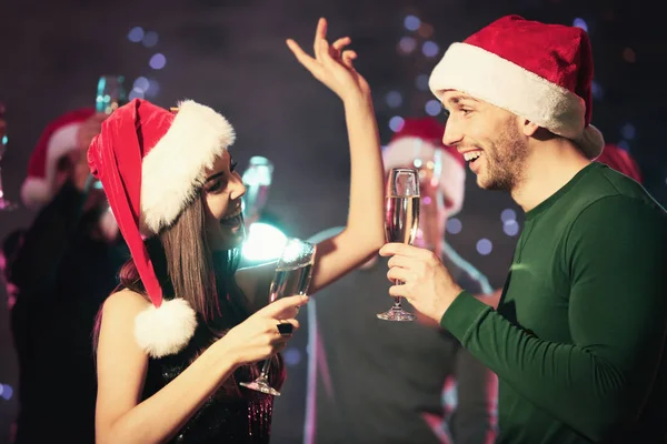 Amis à la fête de Noël en boîte de nuit — Photo