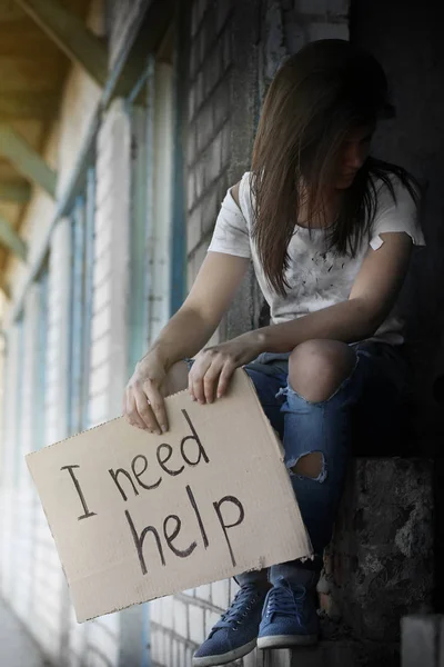 Бедная женщина просит о помощи на улице — стоковое фото