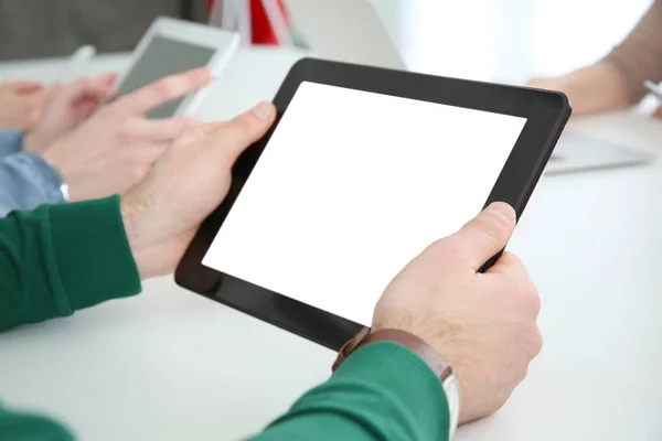 Tisch im Büro und mit Tablet — Stockfoto