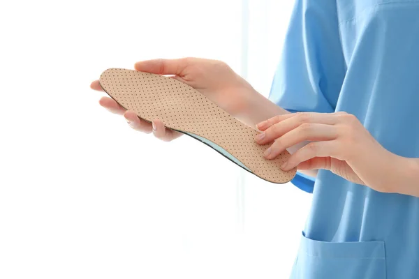 Female orthopedist with insole — Stock Photo, Image