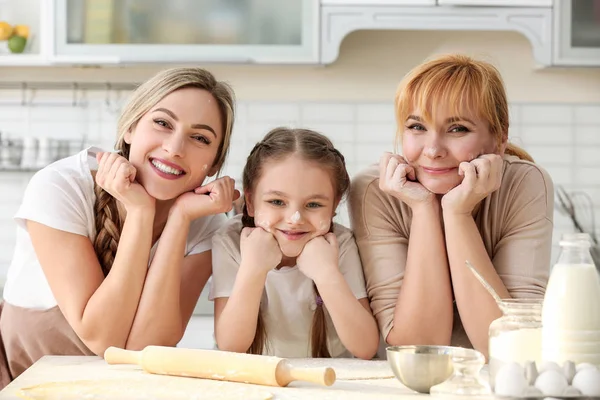 Wanita dengan ibu dan anak memasak — Stok Foto