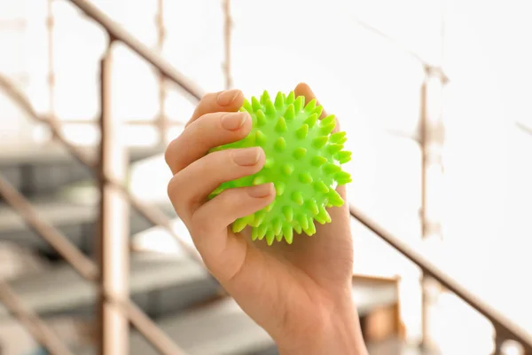 Mulher segurando uma bola de borracha — Fotografia de Stock