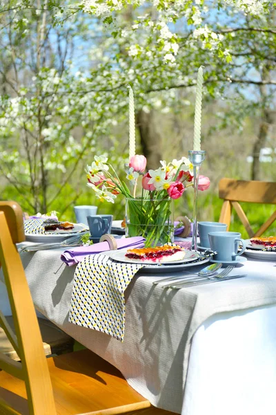 Mesa y jaula con flores — Foto de Stock