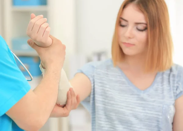 Ortopedista examinando paciente na clínica — Fotografia de Stock