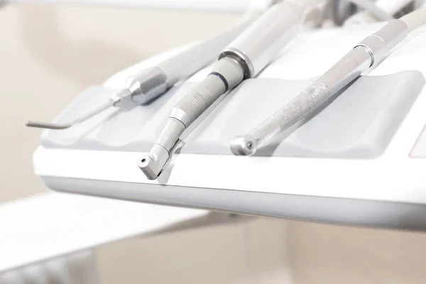 Instrumentos dentales en clínica —  Fotos de Stock