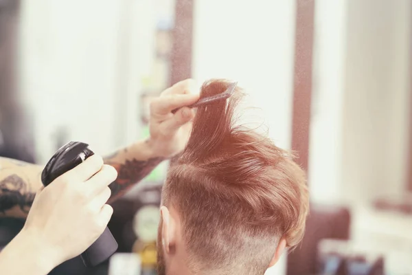 Frisör som arbetar med kund vid barbershop — Stockfoto