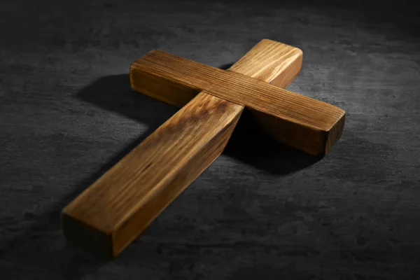 Wooden cross on gray background — Stock Photo, Image