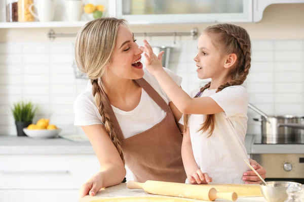 Jovem com sua filha cozinhar na cozinha — Fotografia de Stock