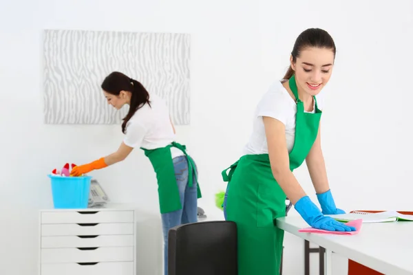 Equipe de serviço de limpeza no trabalho no escritório — Fotografia de Stock