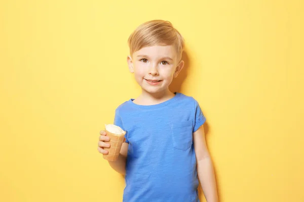 Malý chlapec jí zmrzlinu — Stock fotografie