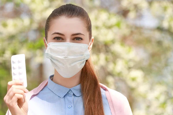 Menina jovem usando máscara facial — Fotografia de Stock