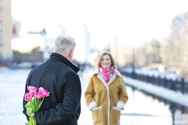 Homem Sênior Dando Flores Para Sua Esposa Livre — Fotografia de Stock