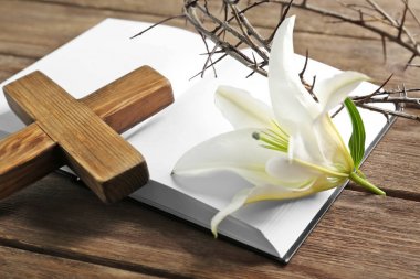 Taç dikenler, Holy Bible, tahta haç ve masada Beyaz Zambak