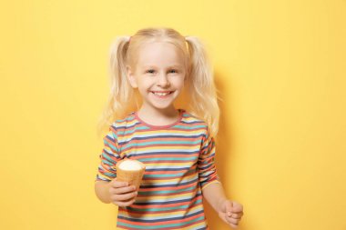 Dondurma yiyen kız.