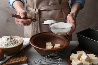 Kadın para kazanıyor. 