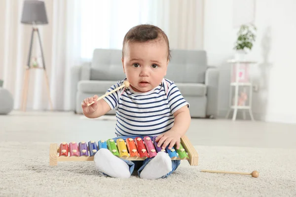 Schattige kleine baby met xylofoon thuis — Stockfoto