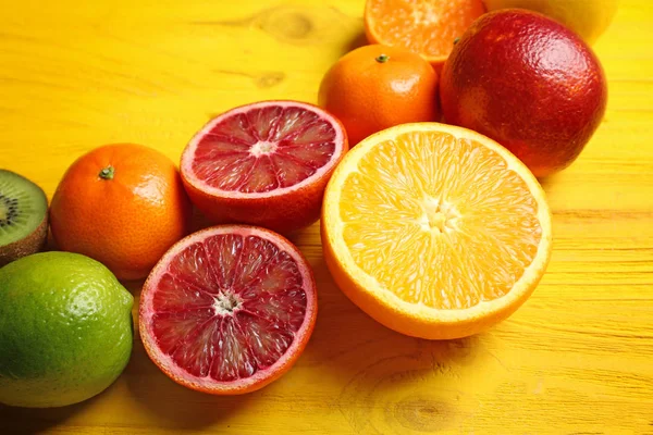 新鮮な柑橘系フルーツの盛り合わせ — ストック写真