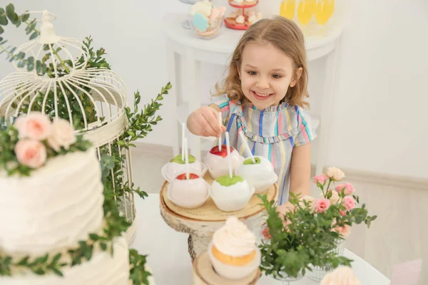 Nettes Mädchen nimmt Süßigkeiten für Party serviert — Stockfoto