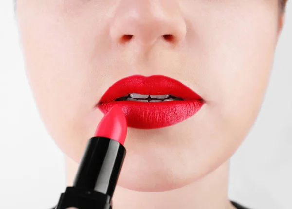 Vrouw die lippenstift aanbrengt — Stockfoto