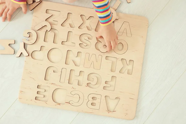 Enfant jouant avec les lettres — Photo