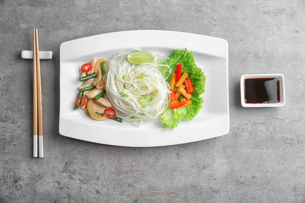 Fideos de arroz con verduras y carne en plato blanco — Foto de Stock
