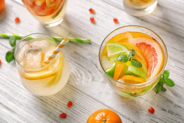Briller med citrusfrugter cocktail - Stock-foto