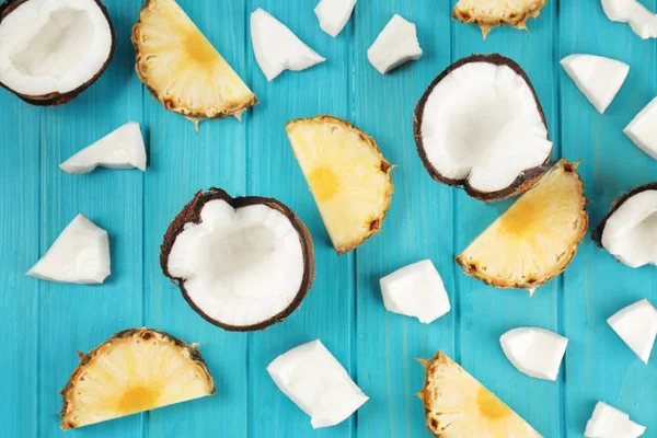 Свежие кусочки кокоса и ананаса — стоковое фото