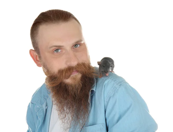 Homem barbudo com rato engraçado no fundo branco — Fotografia de Stock