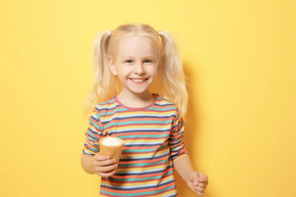 Chica comiendo helado —  Fotos de Stock