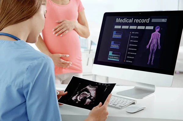 Consulta de ginecología. Médico mostrando resultados del diagnóstico —  Fotos de Stock
