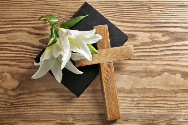 Wooden cross on table — Stock Photo, Image