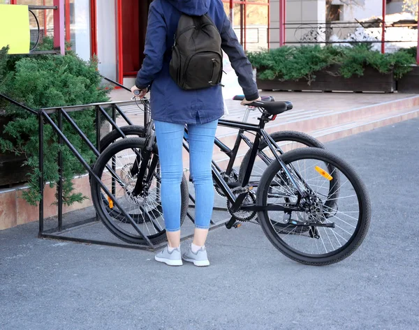 Mujer estacionamiento bicicleta — Foto de Stock