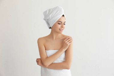 Duş sonra genç bir kadın