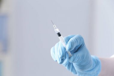 El in doktor şırınga ile  