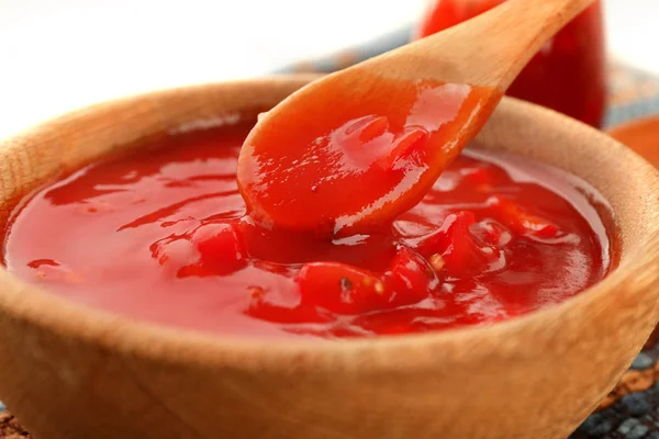 Miska a lžíce s chilli omáčkou — Stock fotografie