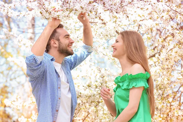 公園を歩いている若いカップルは — ストック写真