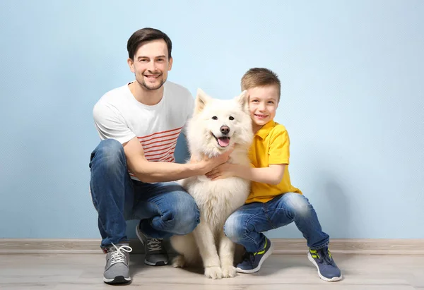 Stilig man, son och hund — Stockfoto