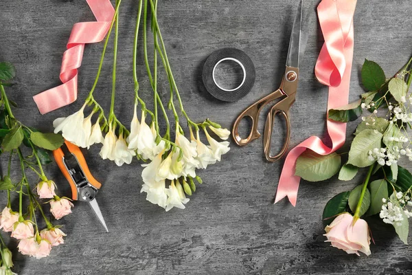 Lindas flores com ferramentas — Fotografia de Stock