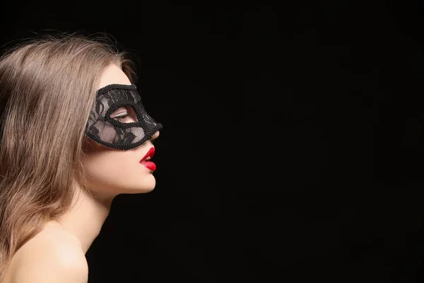 Сексуальна красива жінка з карнавальною маскою — стокове фото