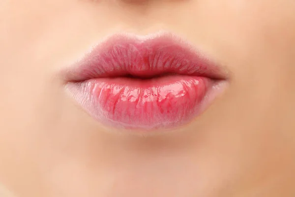 Lippen van jonge vrouw — Stockfoto