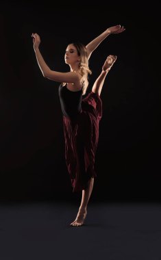güzel genç dansçı 