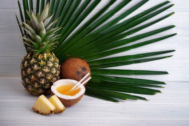 Taze ananas ile kompozisyon
