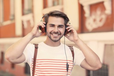 kulaklıklar ile yakışıklı adam