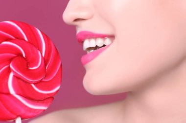 Lolipopu olan güzel genç bir kadın.