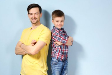 Yakışıklı adam ve oğlu 